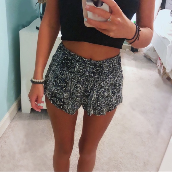 PacSun Pants - PacSun La Hearts Pattern Shorts